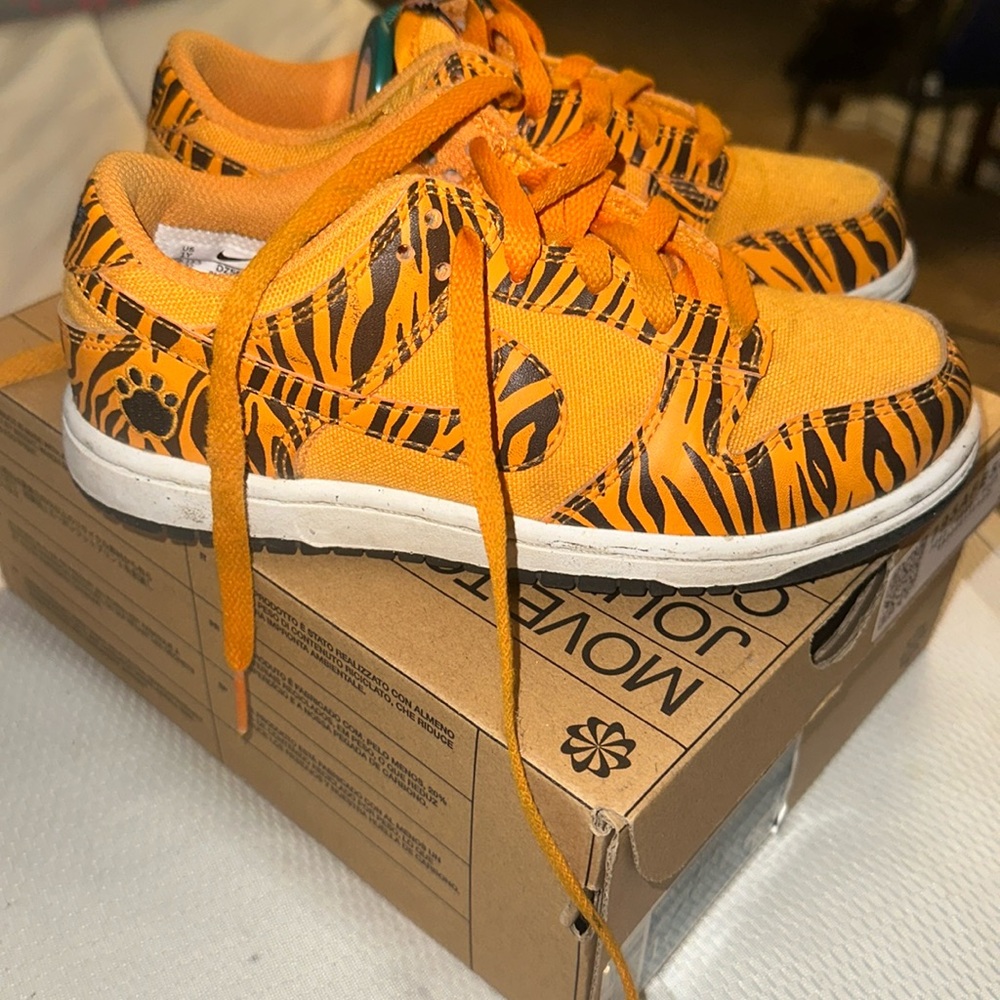 Nike dunk low NN (PS) 7/10 slight used still good condition. Needs wiped down.